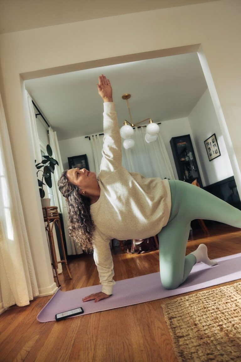 Frau bei einer Yogaübung – Veränderung durch Training, Wiederholung und Rückmeldung